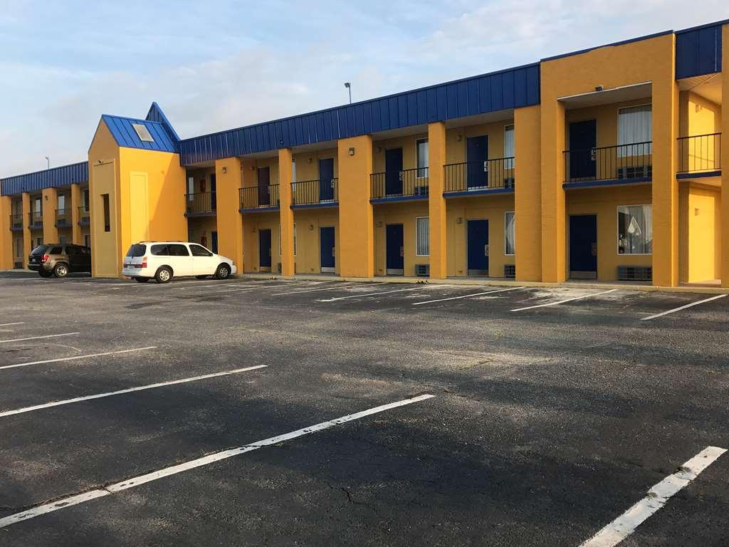 Knights Inn Лъмбъртън Екстериор снимка