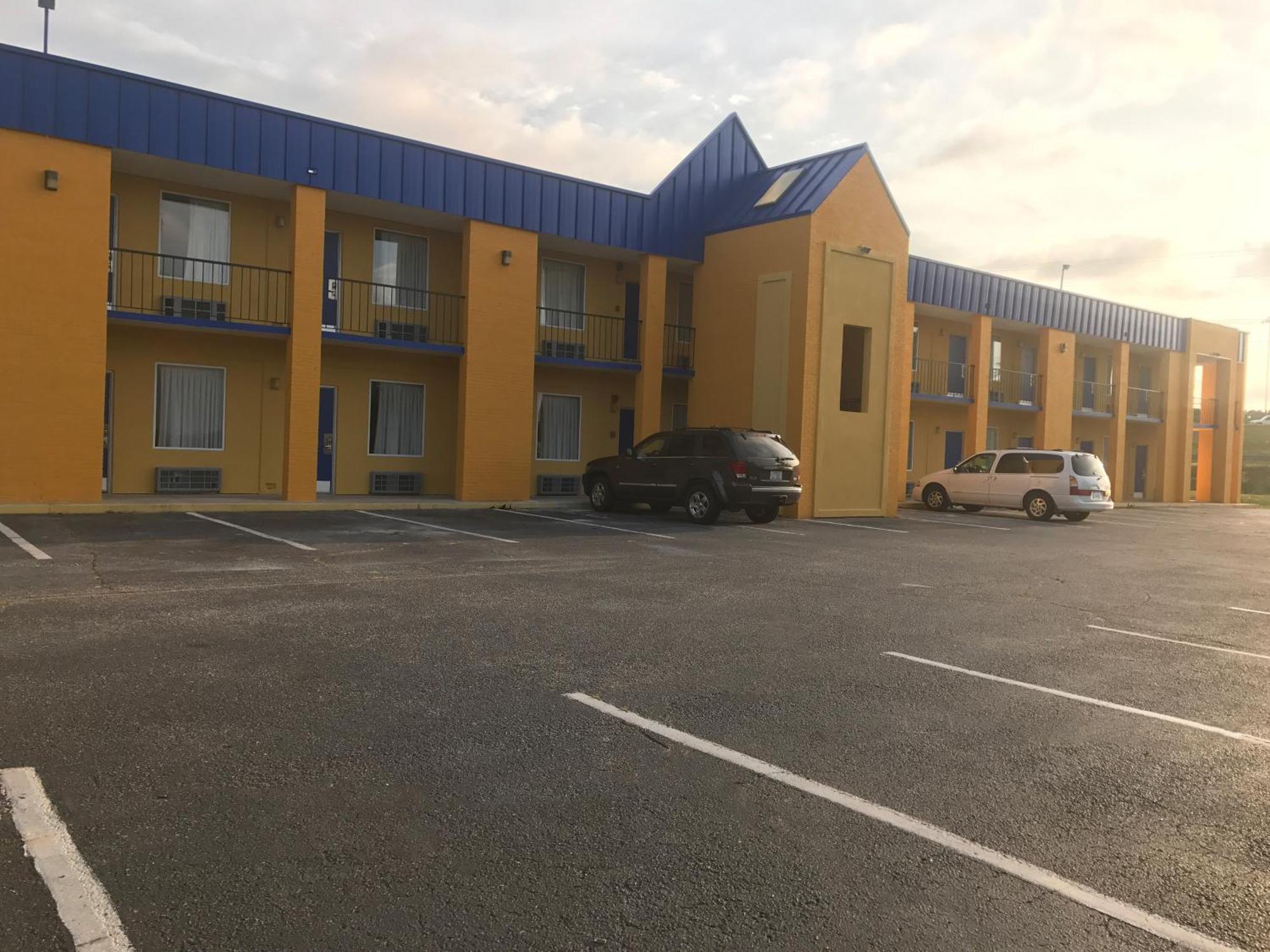 Knights Inn Лъмбъртън Екстериор снимка