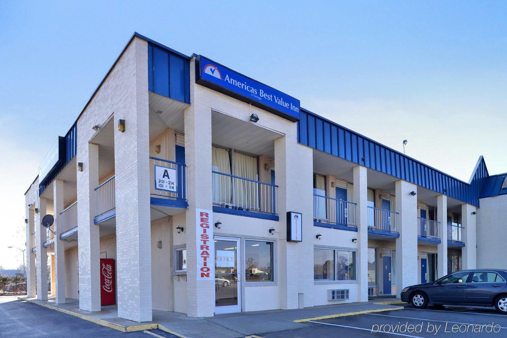 Knights Inn Лъмбъртън Екстериор снимка