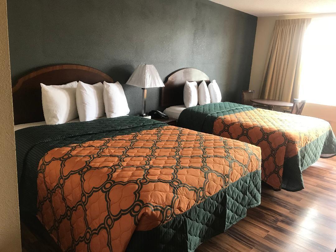 Knights Inn Лъмбъртън Екстериор снимка