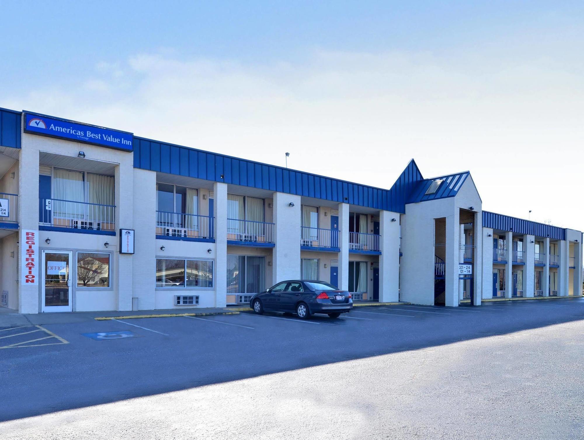 Knights Inn Лъмбъртън Екстериор снимка